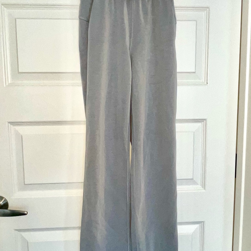 Lululemon - Elegant Gray Women's Pants - Excellent Condition